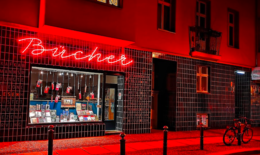  På vei til Ku´damm og KaDeWe kan du gå via Büchergilde Buchhandlung am Wittenbergplatz, i Welserstraße 28. 