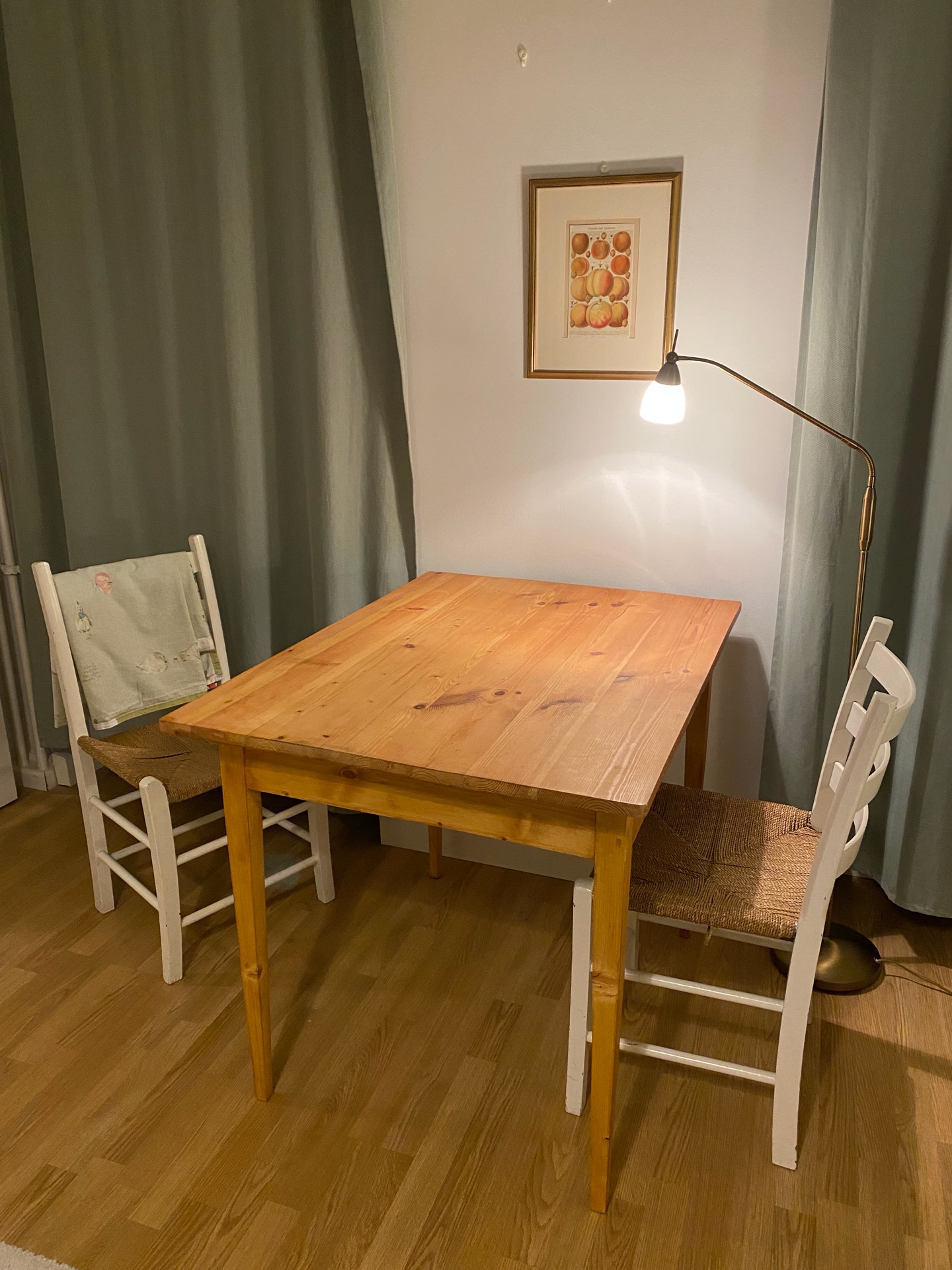 Spisebordet funker fint for 2-3 personer, og ikke minst, som hyttekontor!